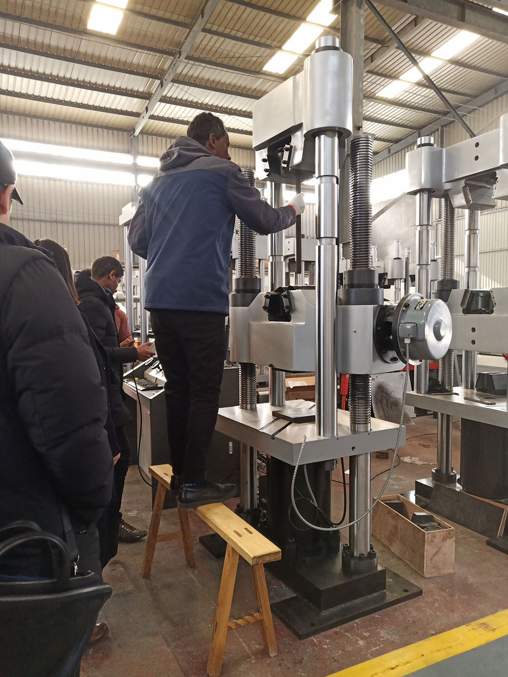 印尼客户到济南91香蕉视频在线工厂考察订购试验机设备